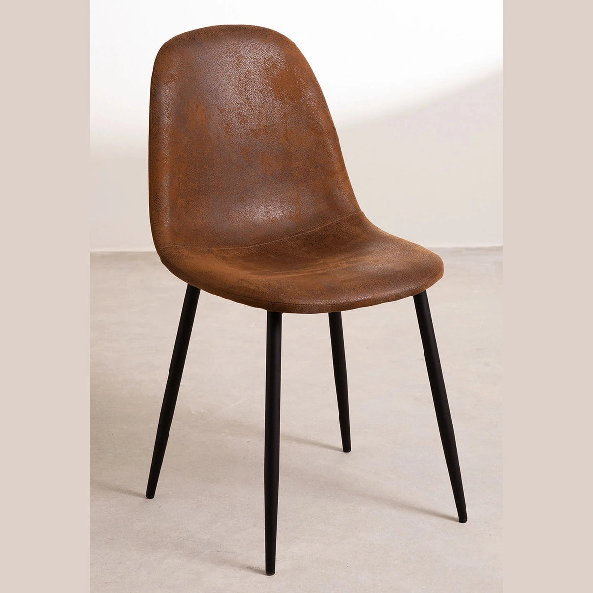 CHAISE GLAMM EN SIMILICUIR MARRON VUE DE FACE 