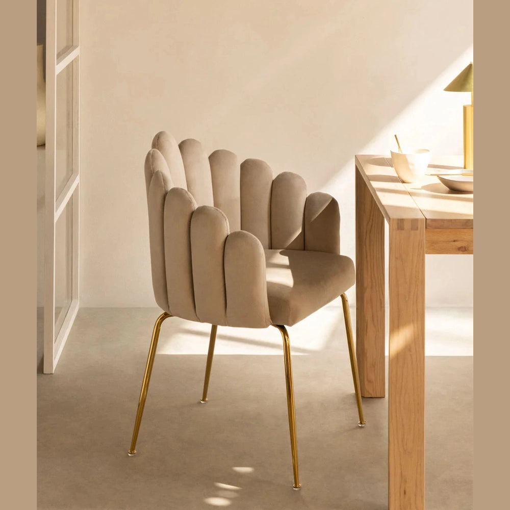 chaise markina pour restaurant en velours crème vue d'ambiance dans un restaurant 