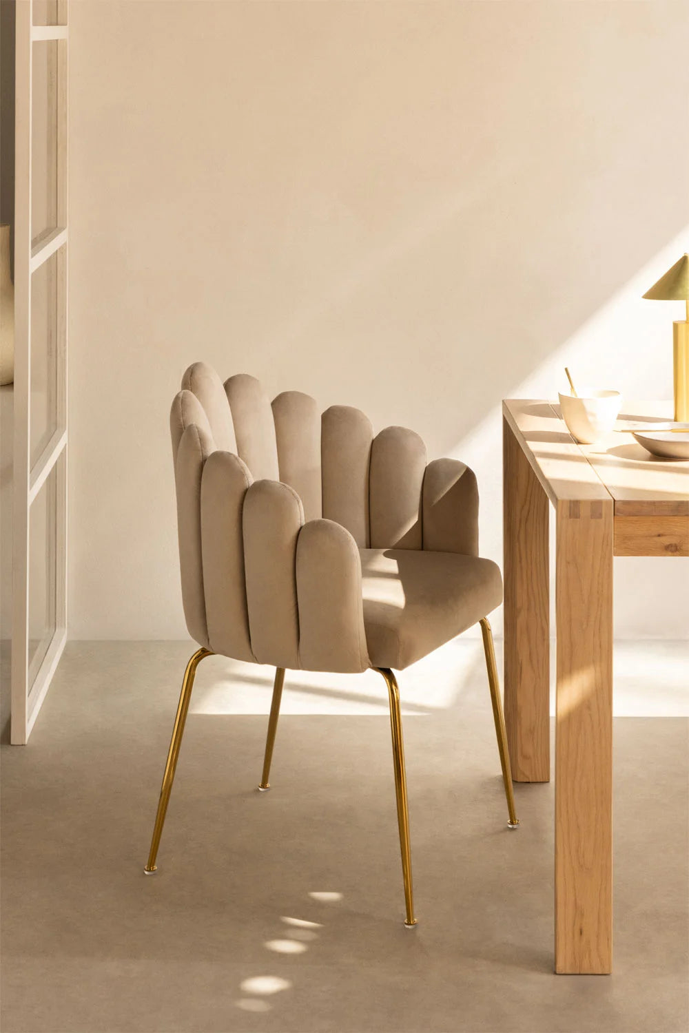 chaise markina pour restaurant en velours crème vue d'ambiance dans un restaurant 