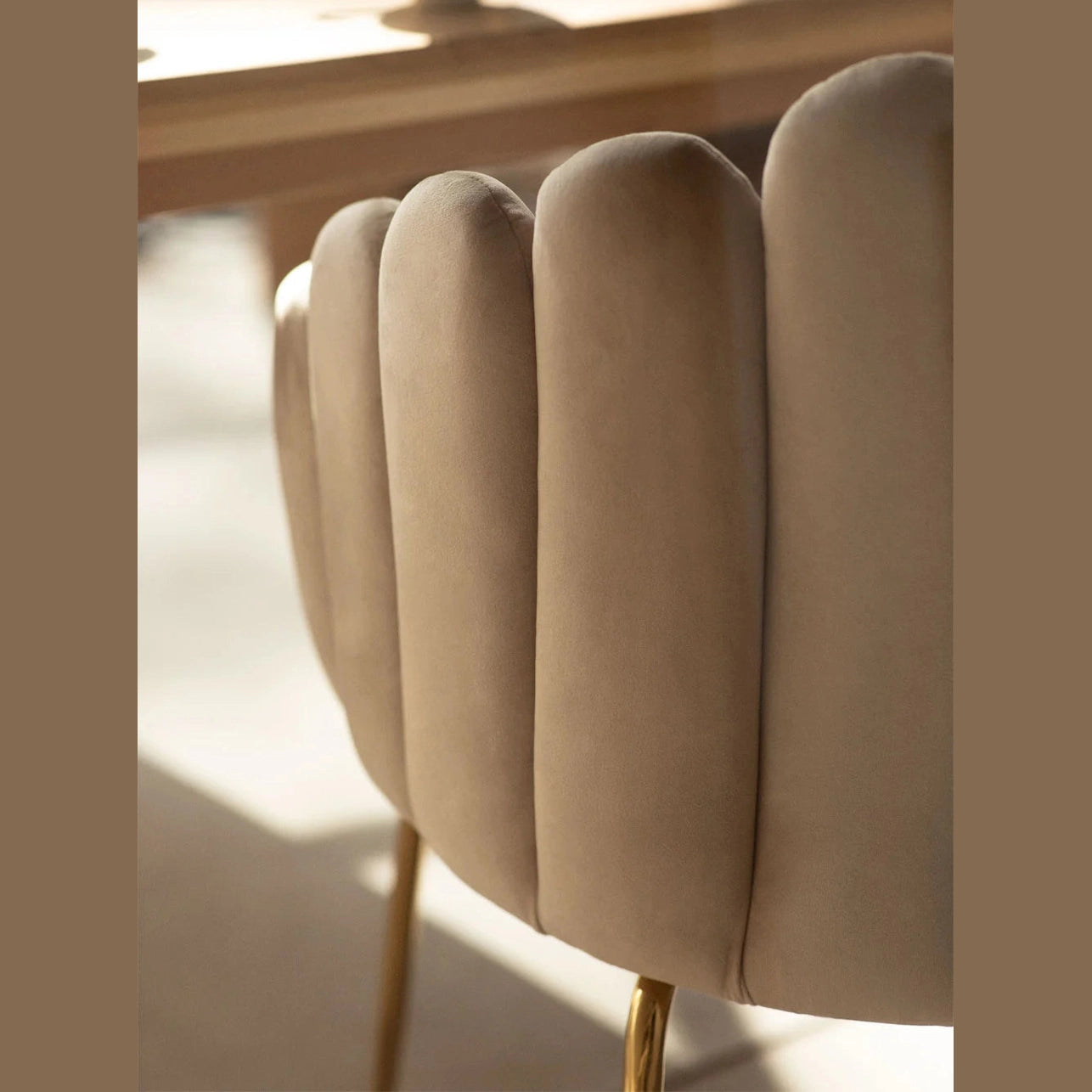 chaise markina pour restaurant en velours crème vue en ambiance 