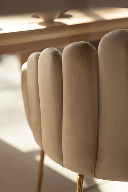 chaise markina pour restaurant en velours crème vue en ambiance 