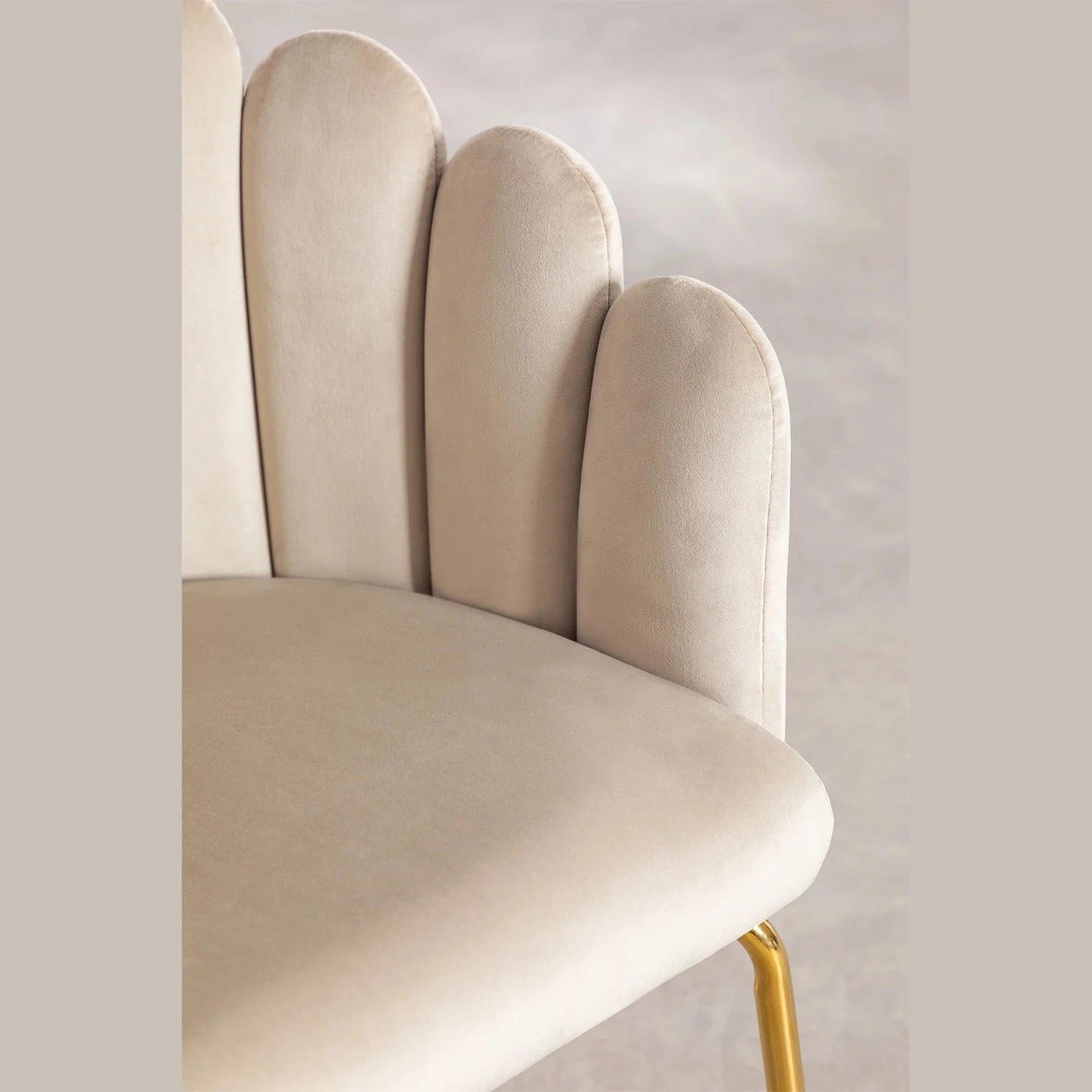 chaise markina pour restaurant en velours crème vue de prés 