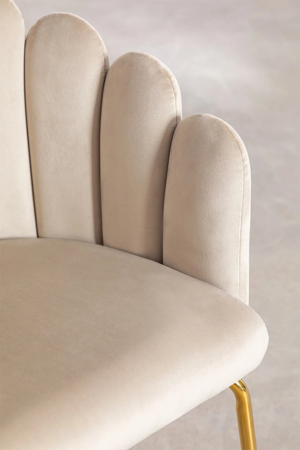 chaise markina pour restaurant en velours crème vue de prés 