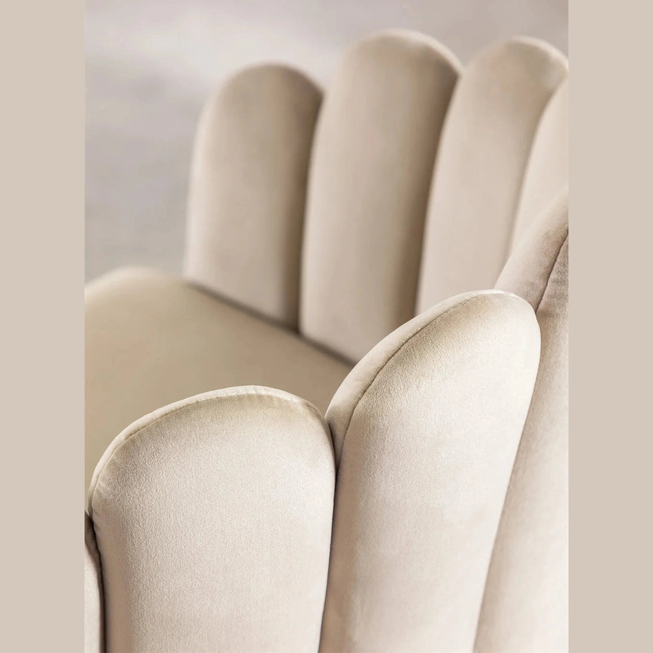 chaise markina pour restaurant en velours crème vue du dossier 