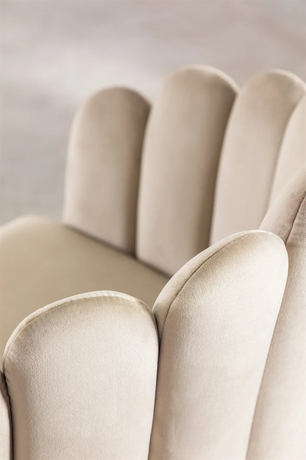 chaise markina pour restaurant en velours crème vue du dossier 