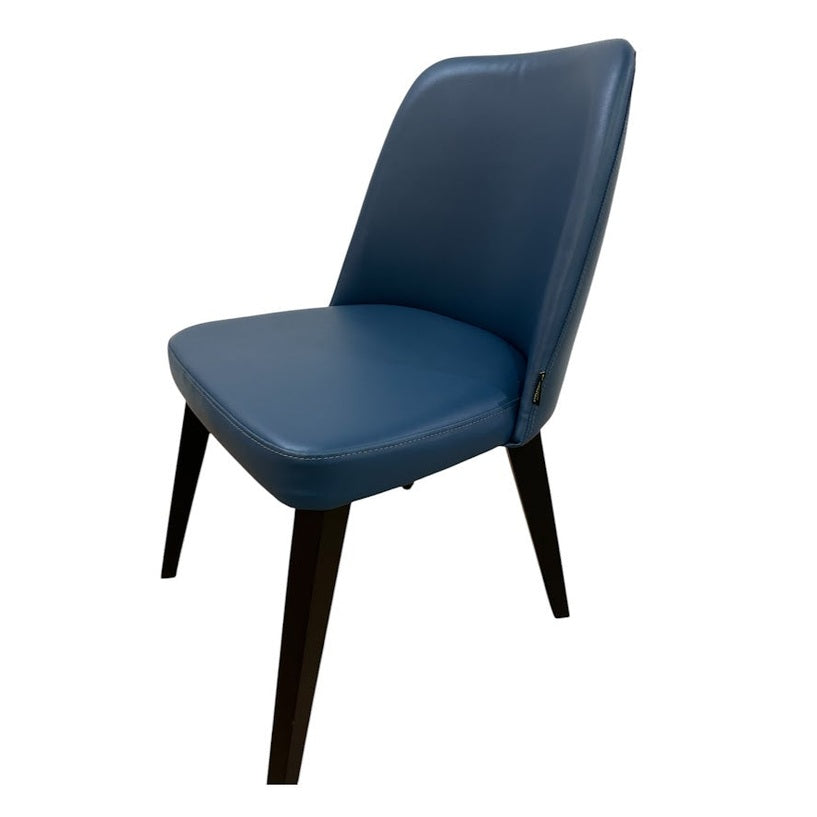 Découvrez la Chaise EXEN Bleu Pétrole, la nuance parfaite pour allier luxe discret et tendance actuelle."