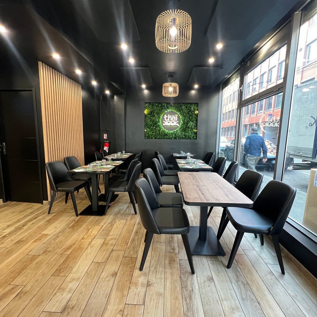 Salle de restaurant aménagée avec les chaises EXEN ; un mobilier professionnel idéal pour une ambiance COSY