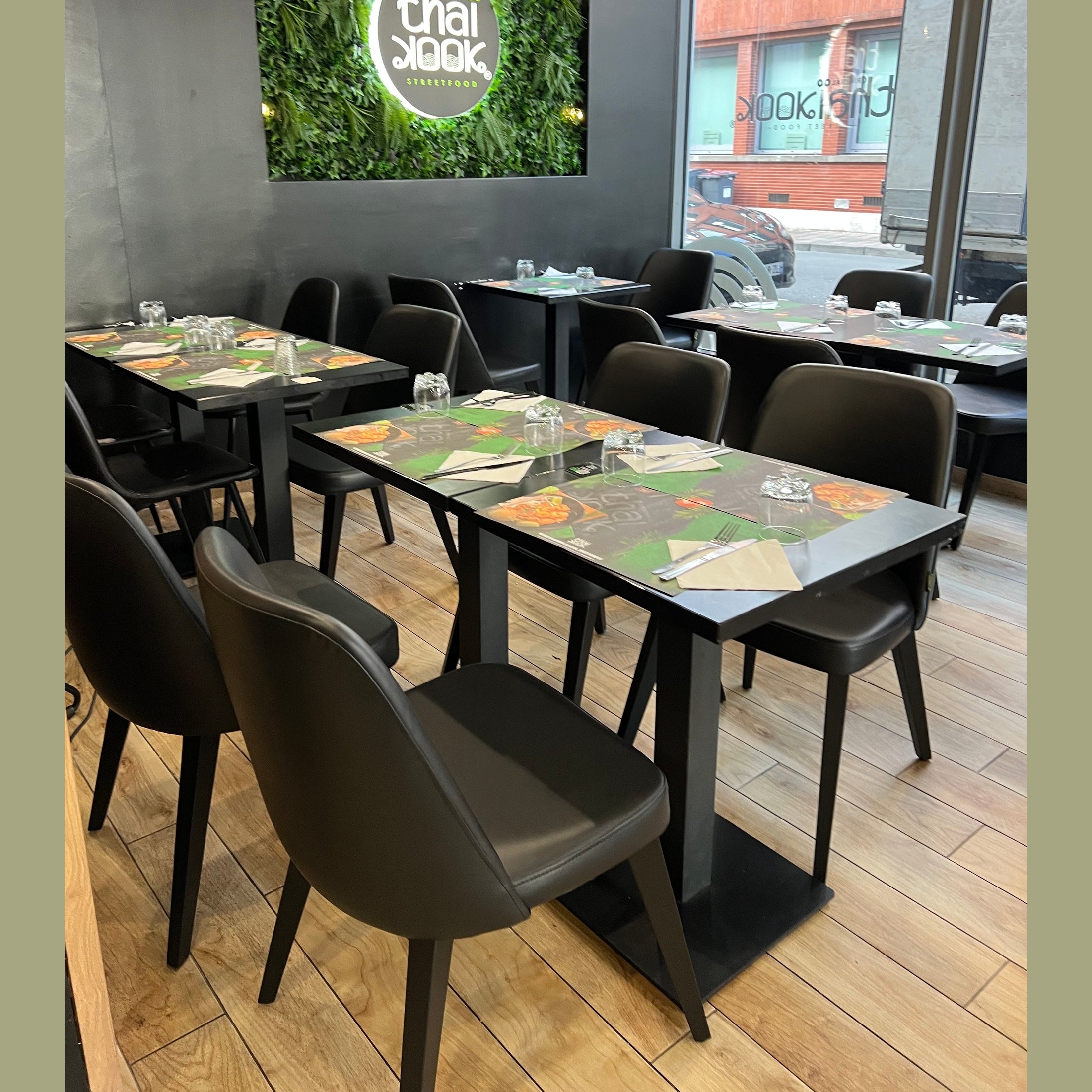 Salle de restaurant aménagée avec les chaises EXEN ; un mobilier professionnel idéal pour une ambiance design.
