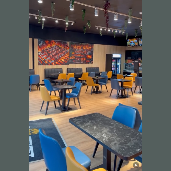 Cette teinte apporte de la profondeur et du caractère. Idéale pour les restaurants gastronomiques ou les bars d'hôtels sophistiqués qui cherchent à se démarquer par une décoration audacieuse