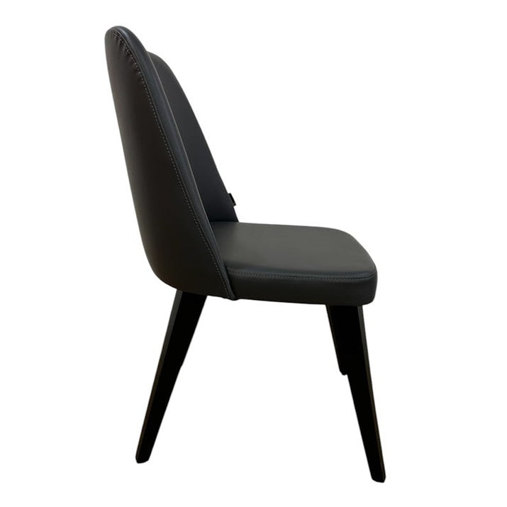 Gros plan sur le revêtement de la chaise EXEN : finition SIMILICUIR, preuve de la durabilité du mobilier CHR.