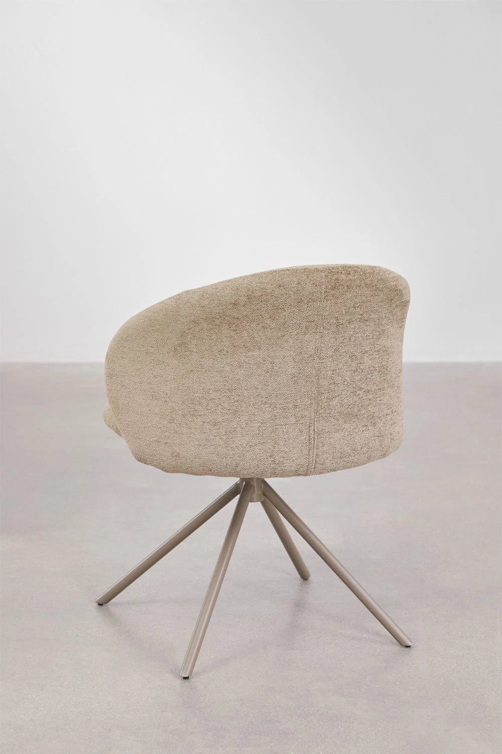 Dossier arrondi de la chaise Gryon – mobilier élégant pour architectes et décorateurs d’intérieur