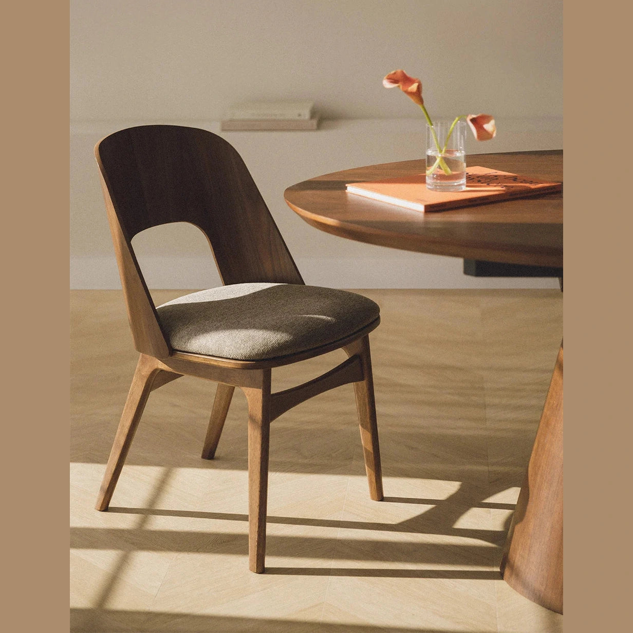 mobilier horeca chaise design en bois clair Juna vue d'ambiance 