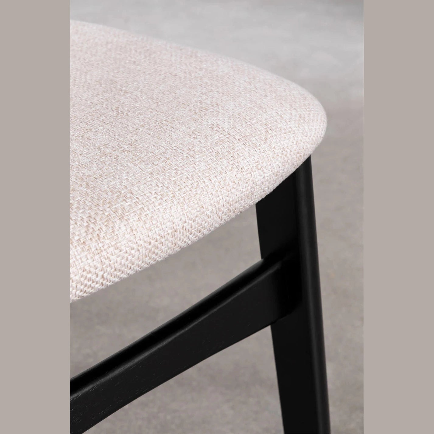 Chaise en rotin et bois Leivel, design naturel et élégant pour salle à manger vue du tissus