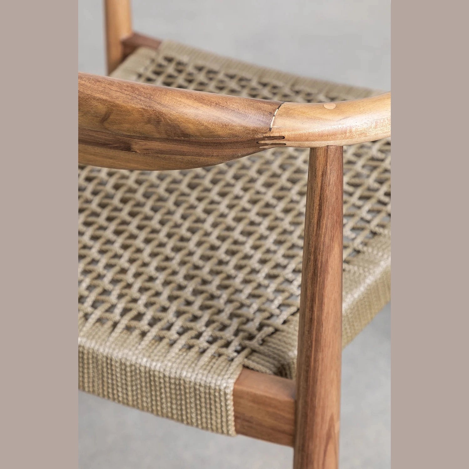 Détail de l’assise en corde tressée de la chaise Mallory