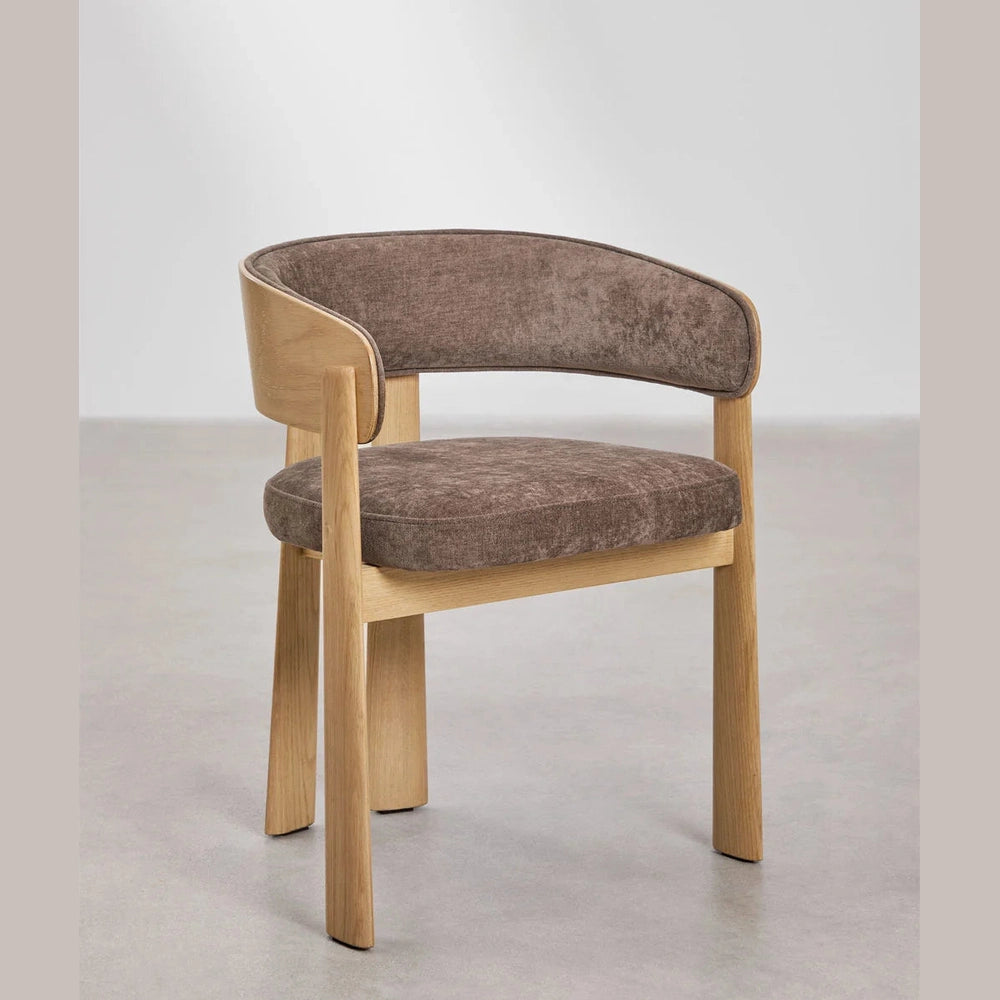 Chaise design Olea en bois avec assise et dossier en velours, idéale pour restaurants et espaces modernes.