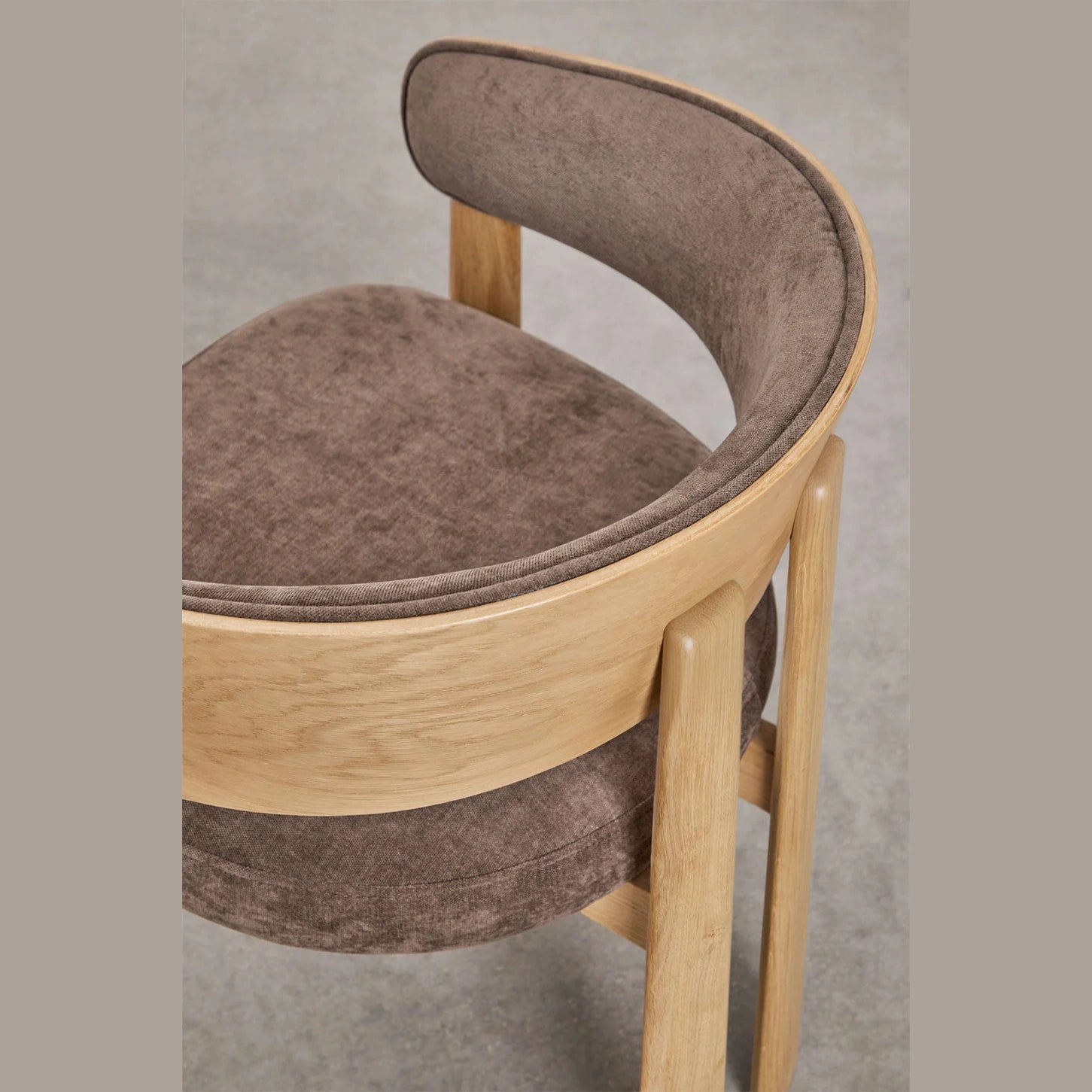 Chaise design Olea en bois avec assise et dossier en velours, idéale pour restaurants vue arrière 
