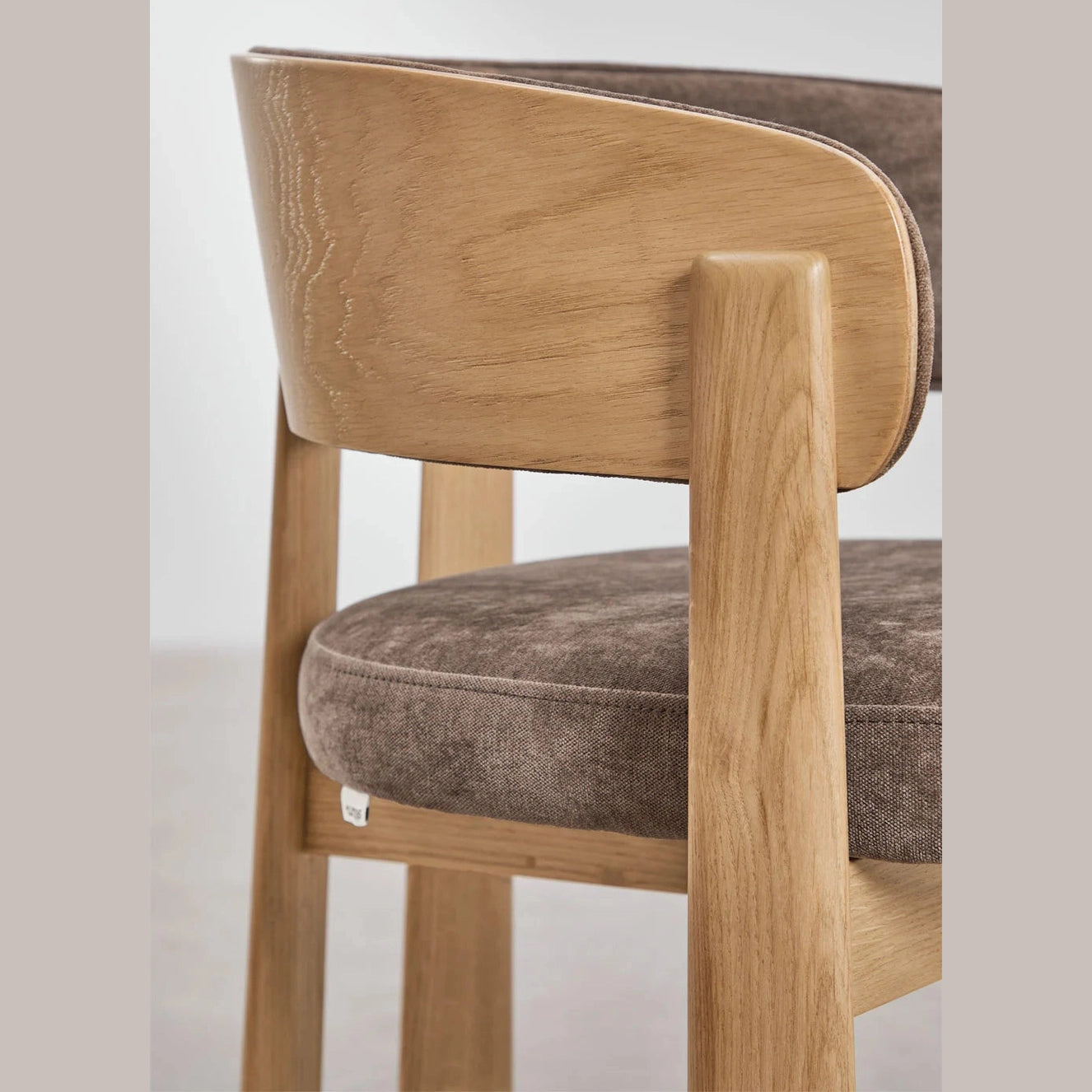 Chaise design Olea en bois avec assise et dossier en velours, idéale pour restaurants vue de profil 