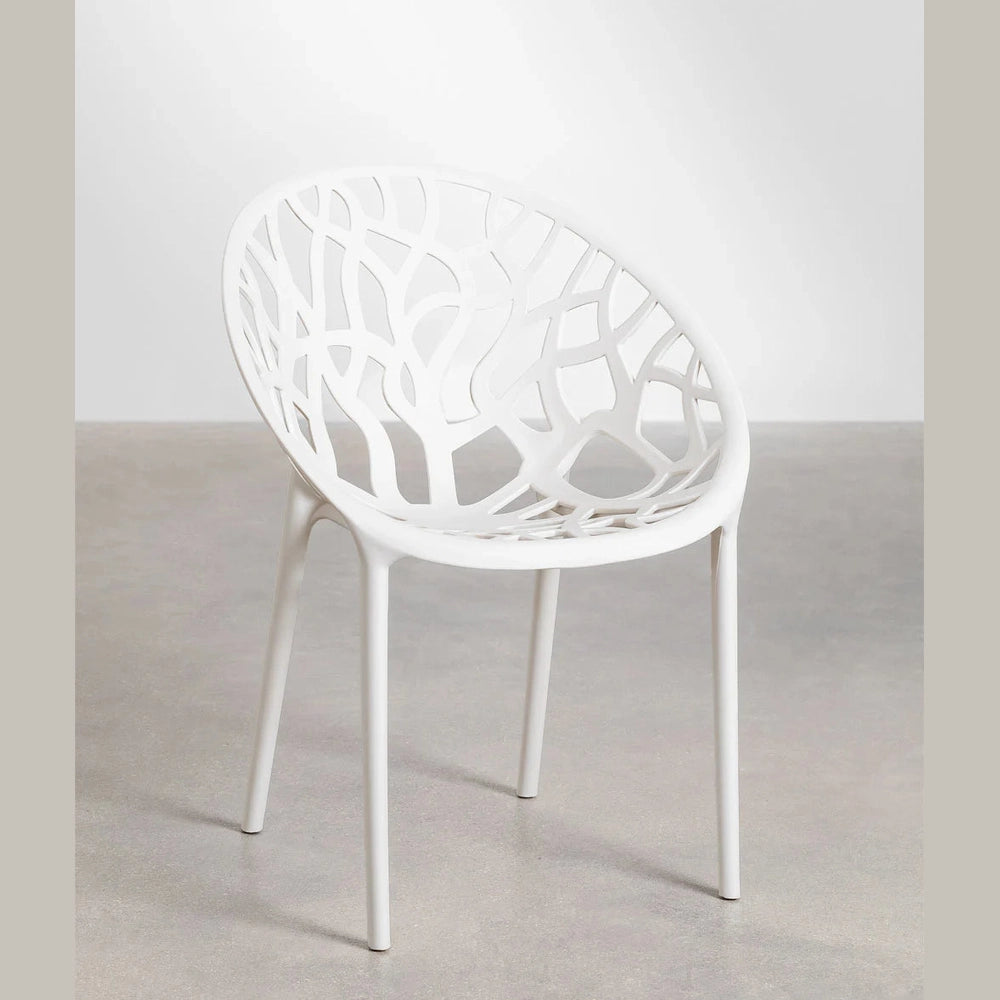 chaise extérieure empilable Ores au design organique sur une terrasse moderne.