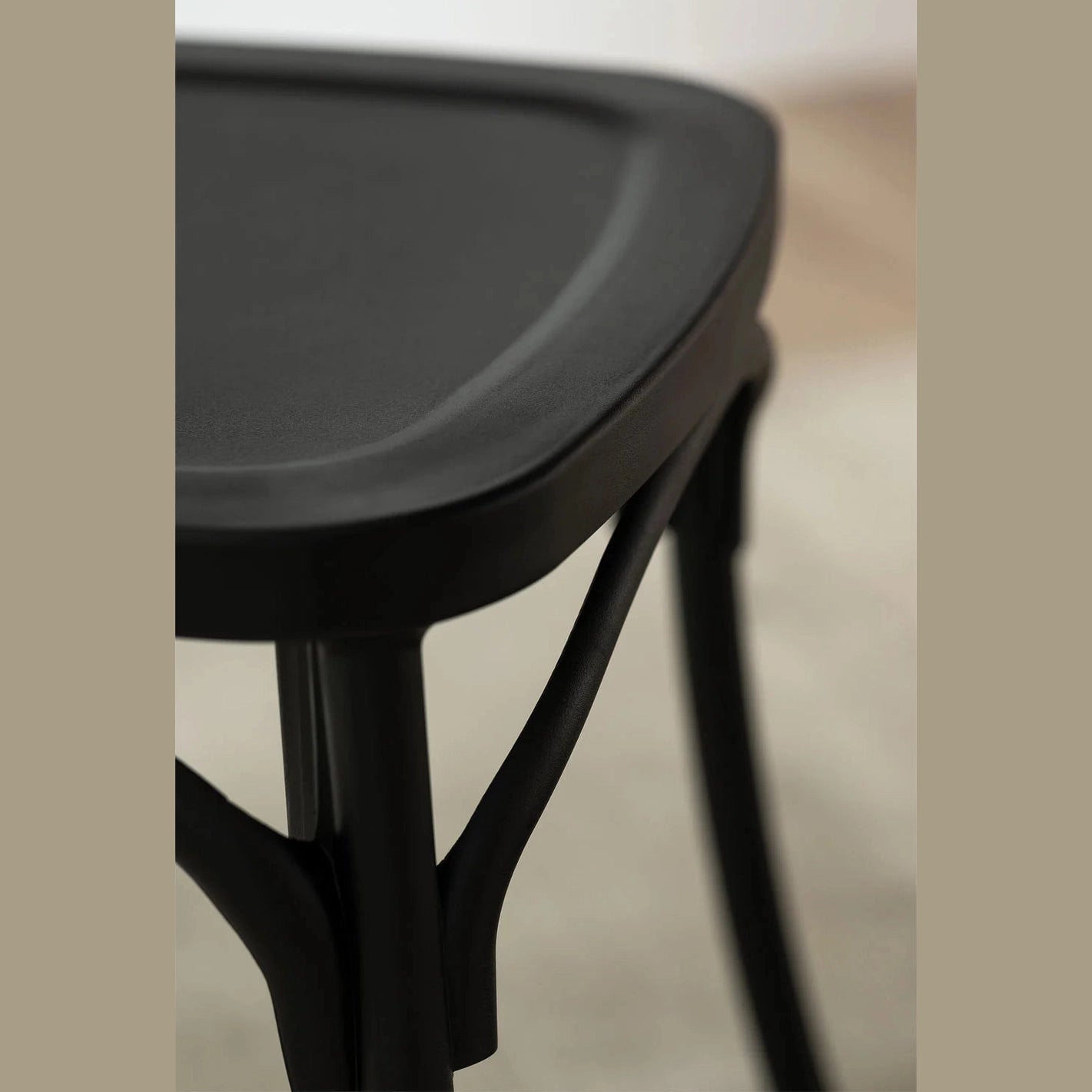 chaise otax restaurant en polypropylène  vue de prés 