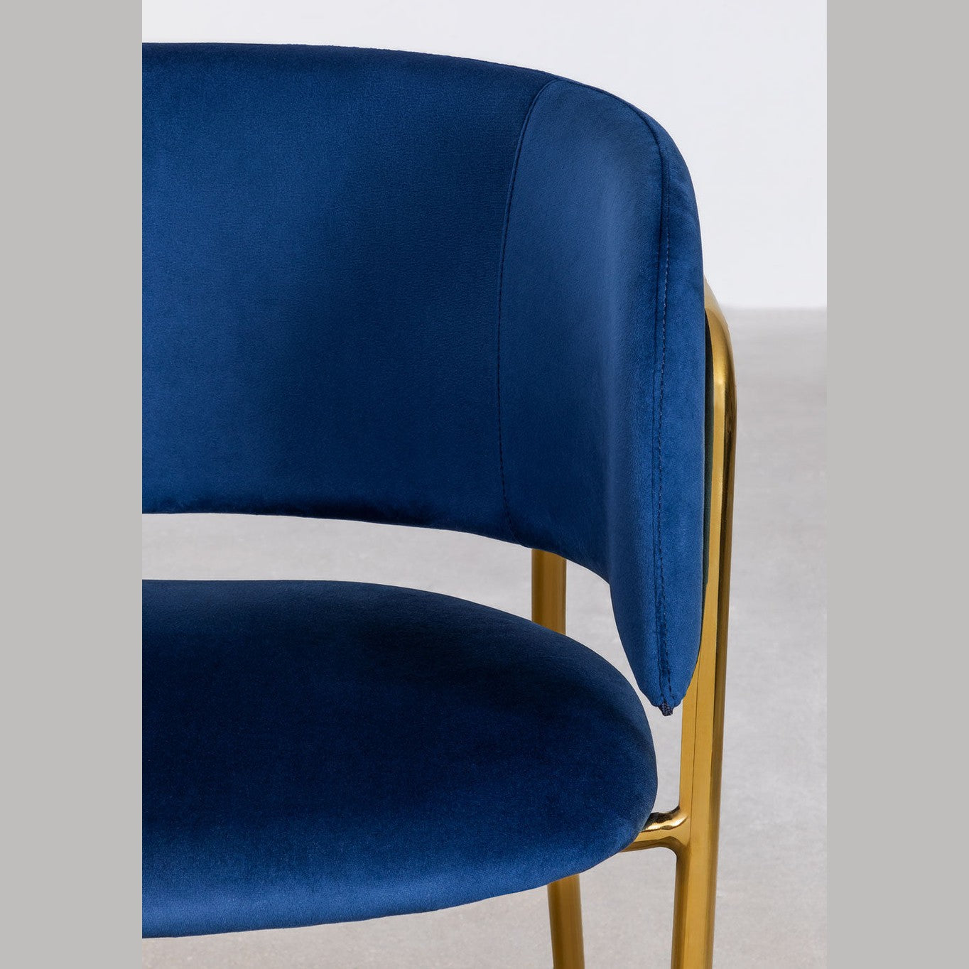 chaise de restaurant, cafés coloris  bleu vue du dossier 