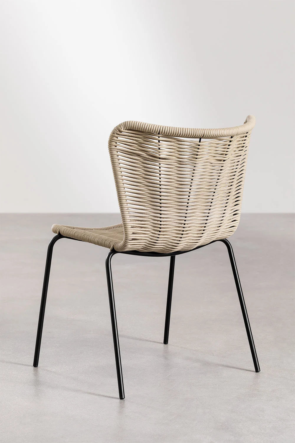 Chaise Keiller empilée – mobilier design pour terrasse de restaurant