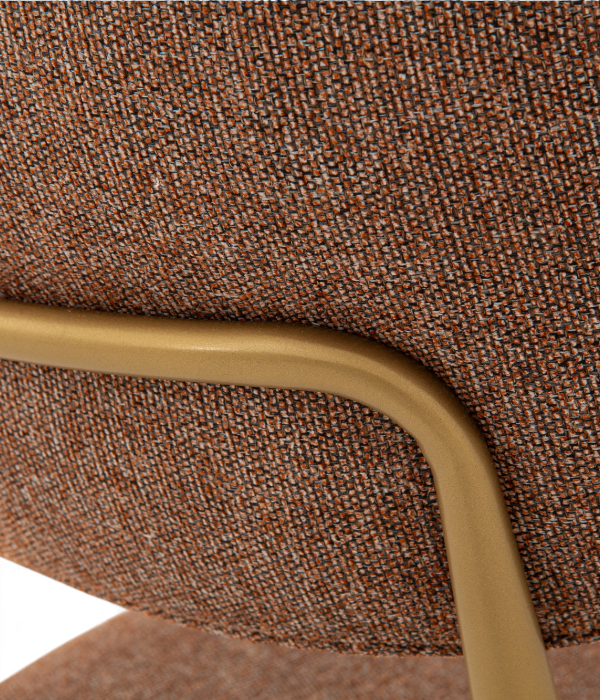 Détail textile texturé orange terre de sienne et structure incurvée chaise professionnelle Sky