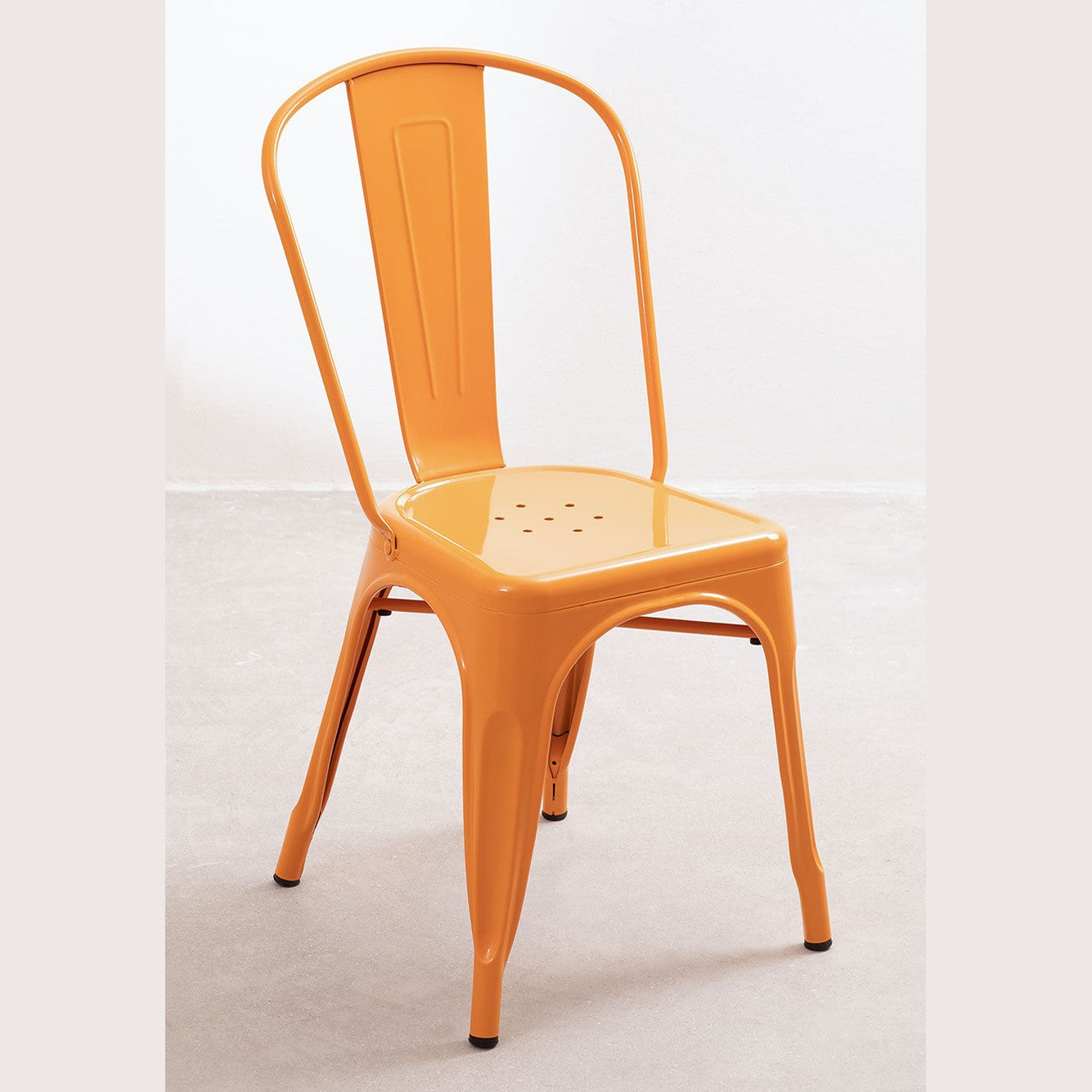 Chaises LIX empilables en acier orange  pour optimisation du stockage en établissement Horeca et gain de place.
