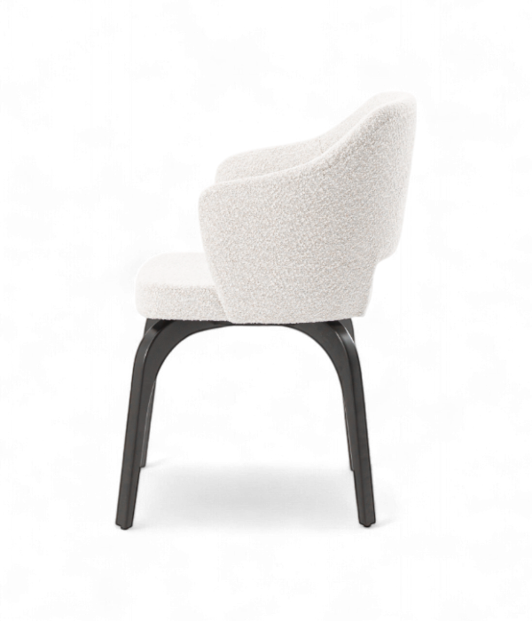 Chaise Lodi en bouclette blanche et pieds en bois cintré – mobilier design pour restaurant vue de côté 