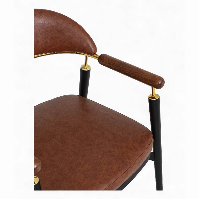 Chaise Origin en métal noir et cuir brun avec détails dorés – mobilier design pour restaurant, bar ou hôtel vue de l'accoudoir