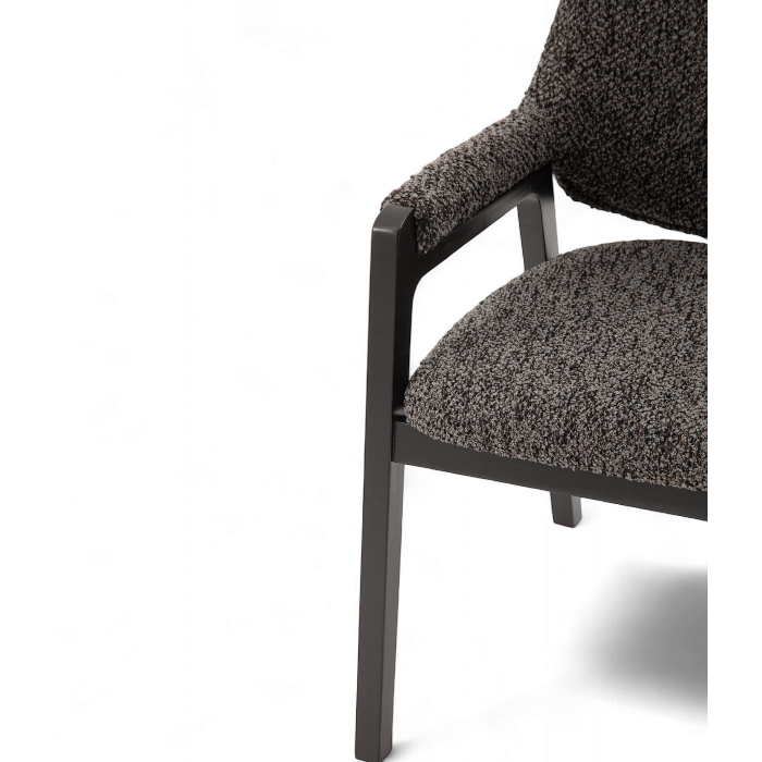 Chaise Porto en bois foncé et tissu texturé gris – mobilier design pour restaurant, hôtel ou bureau vue du pied