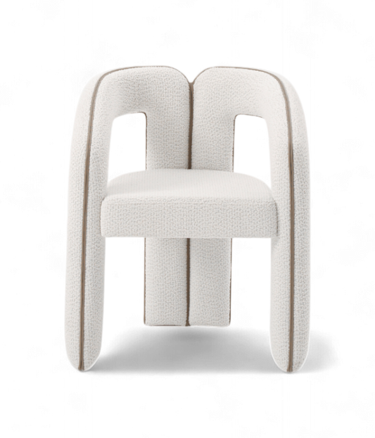 Chaise design Pera en tissu bouclé blanc, au style moderne sculptural avec accoudoirs arrondis