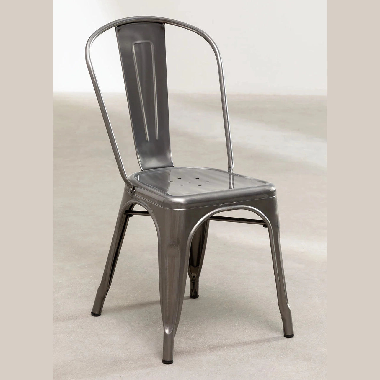 Chaises LIX empilables en acier noir pour optimisation du stockage en établissement Horeca et gain de place.