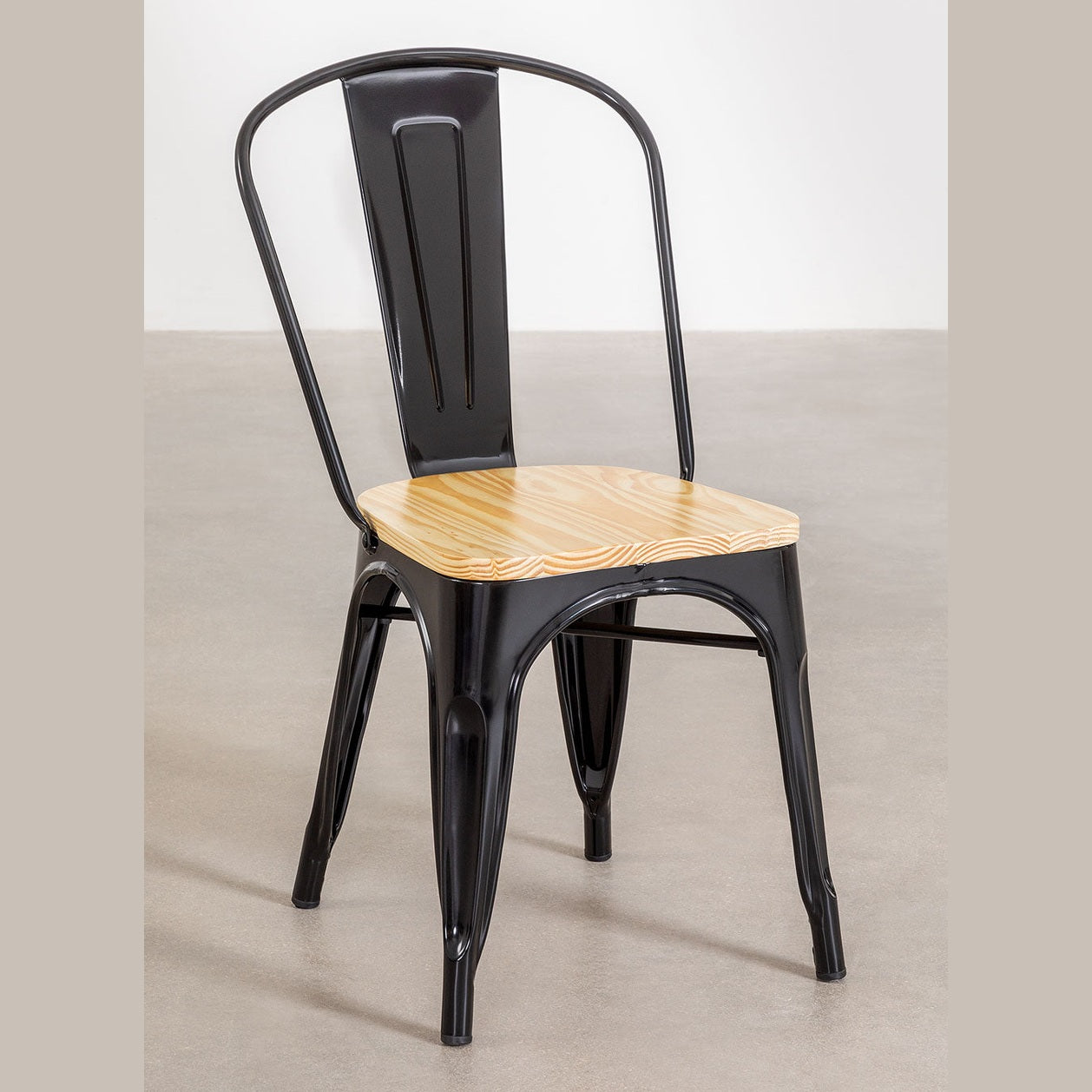 Chaise de salle à manger LIX en noir et bois naturel industriel pour restaurant et café - Vue de face.