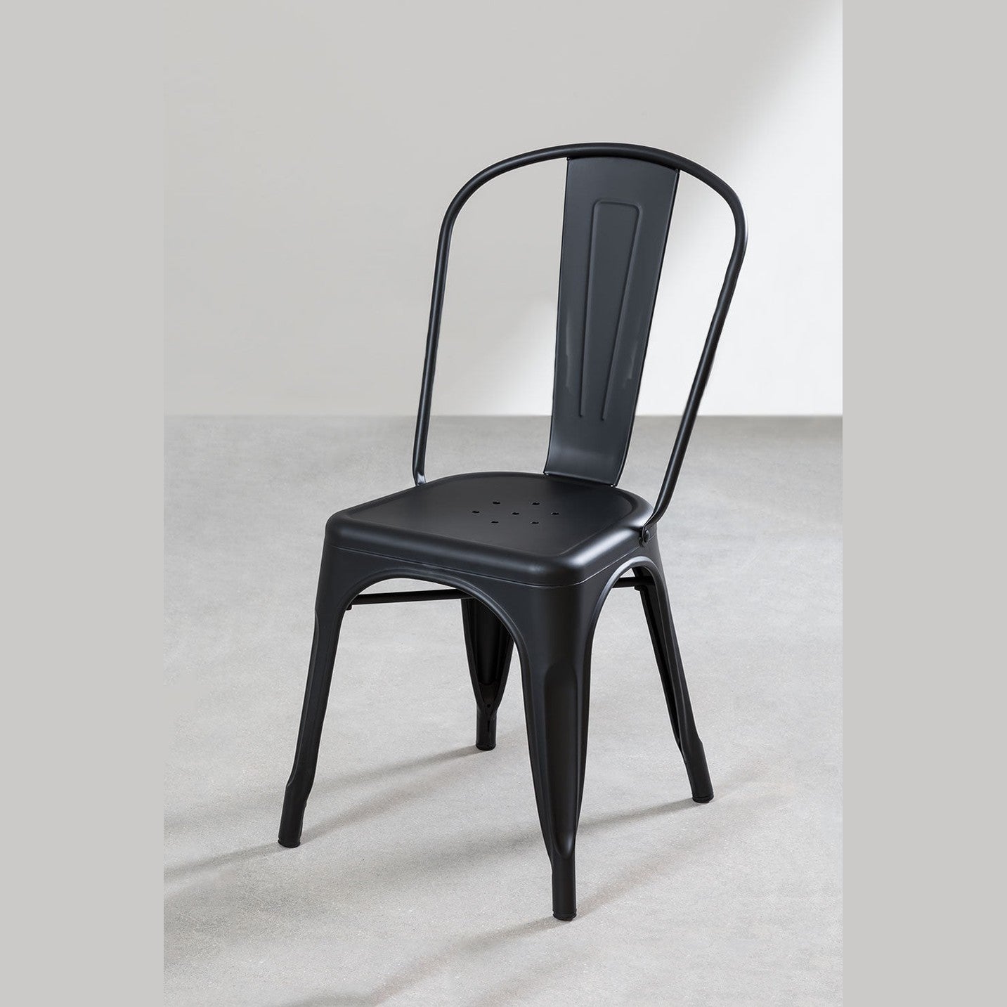 Chaises LIX empilables en acier noir matte pour optimisation du stockage en établissement Horeca et gain de place.