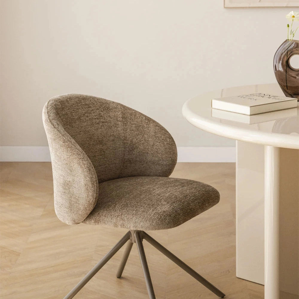 Chaise Gryon en situation dans une salle de restaurant – mobilier professionnel design pour architectes et cafés