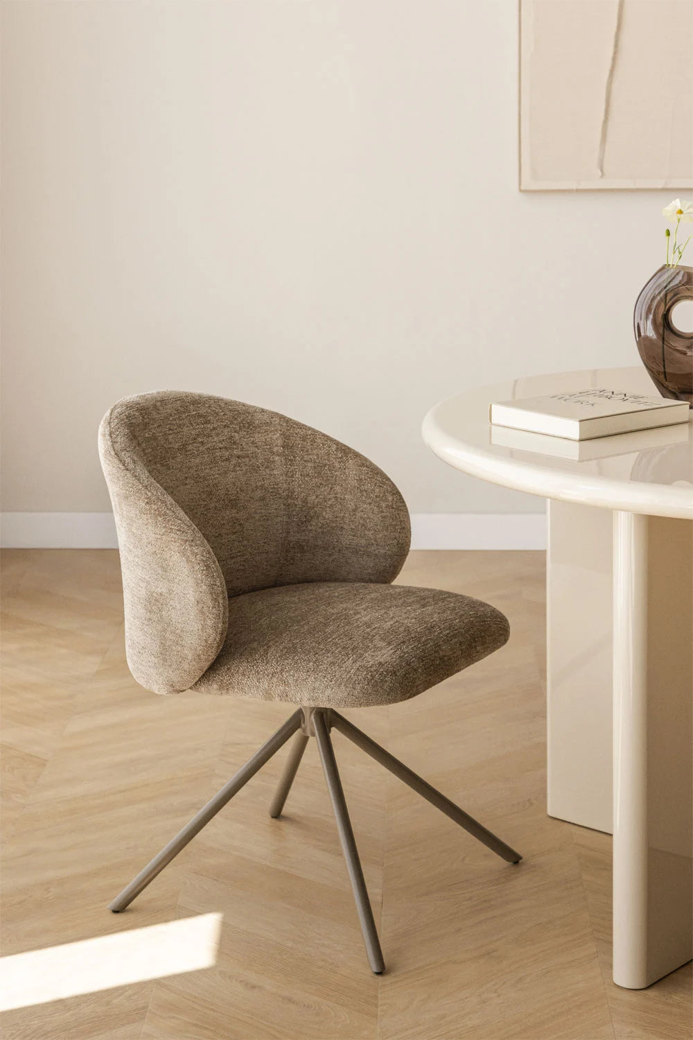 Chaise Gryon en situation dans une salle de restaurant – mobilier professionnel design pour architectes et cafés