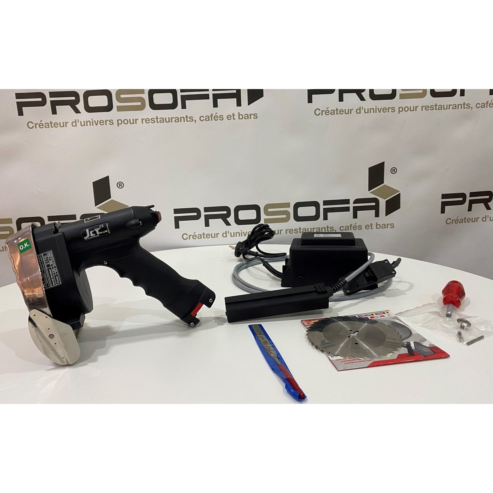 Pack complet couteau kebab Jet 120 Plus : couteau, transformateur, lames lisse et dentée.