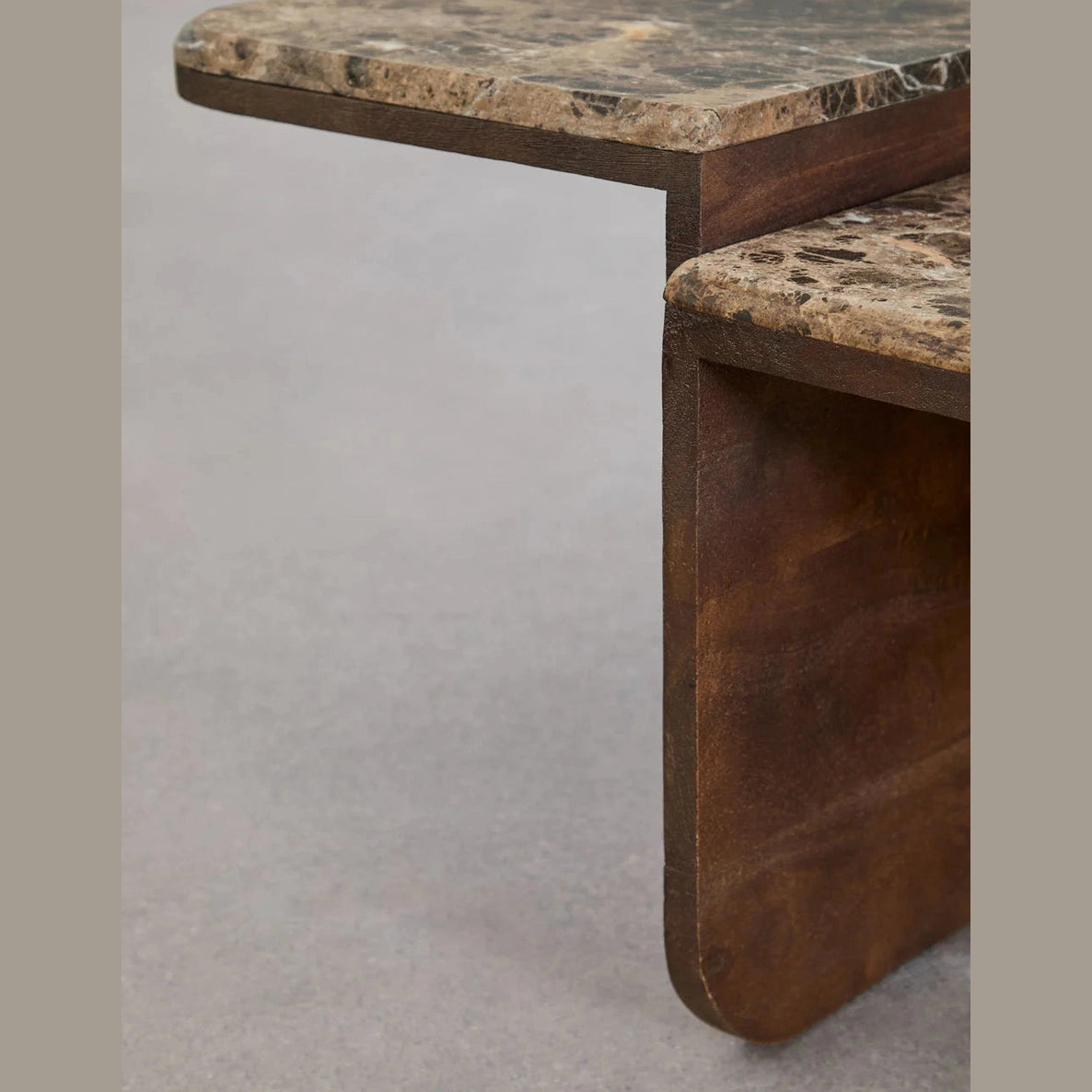 Gros plan sur le double niveau et la finition minérale du plateau de la table basse Clotsh.