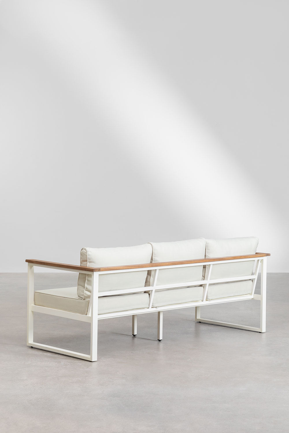 "Salon de jardin complet Lipov Prosofa : canapé 3 places gris anthracite et table basse rectangulaire en bois d'acacia sur une terrasse moderne."