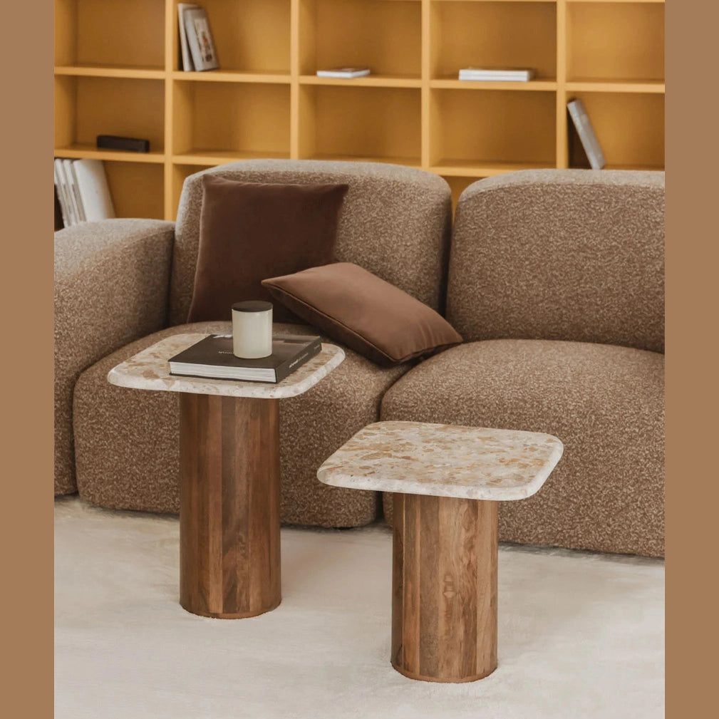 Duo de tables basses carrées Merieines en marbre blanc veiné et pieds cylindriques en bois de manguier par PROSOFA.