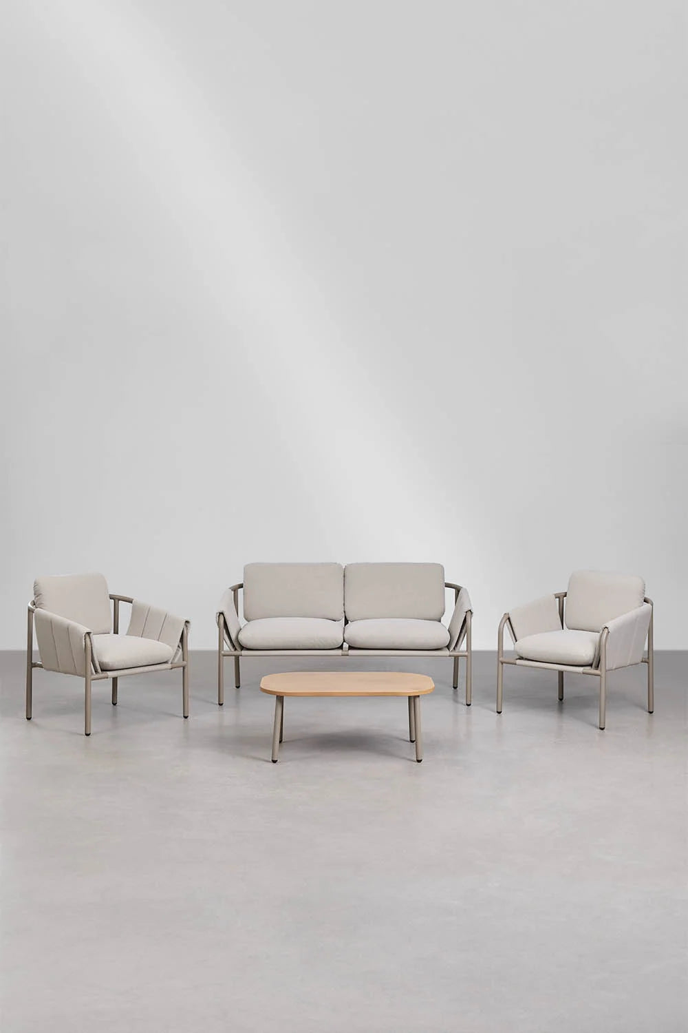 Canapé 2 places et fauteuils de jardin avec coussins rembourrés gris.