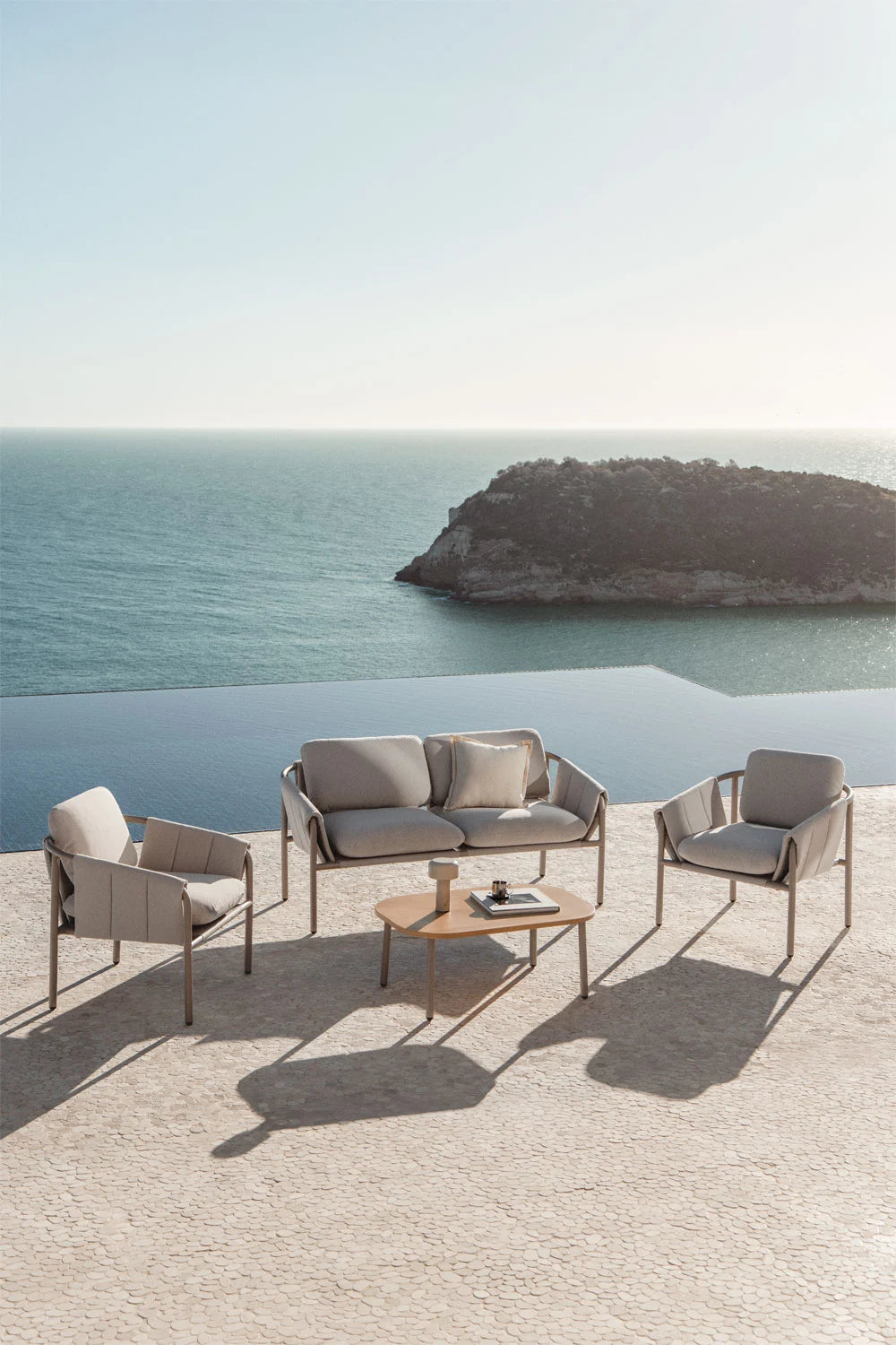Salon de jardin complet 4 places en acier gris anthracite Riviera Prosofa.