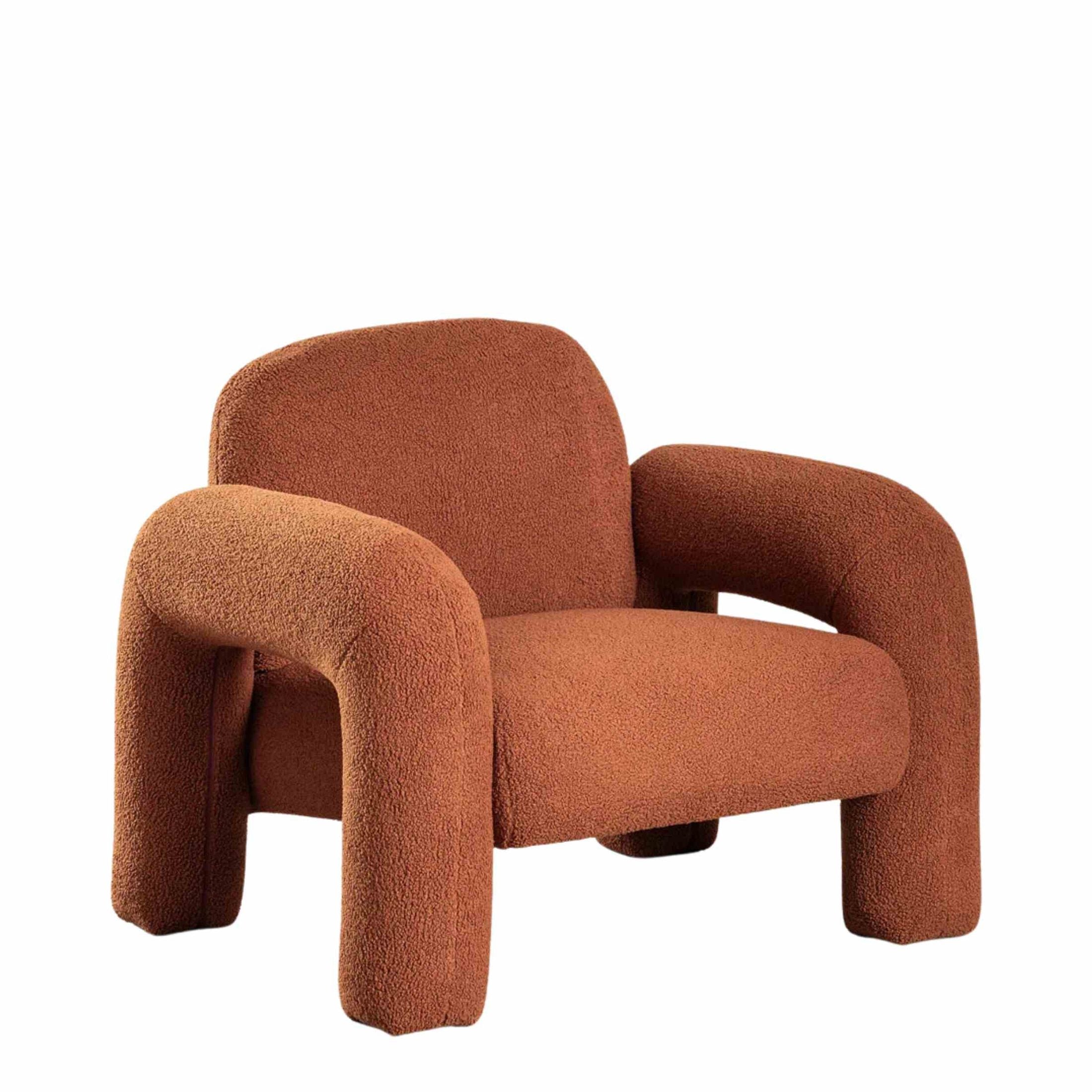 Fauteuil Alma en tissu bouclette rouge brique avec accoudoirs et design contemporain pour salon, hôtel ou restaurant.
