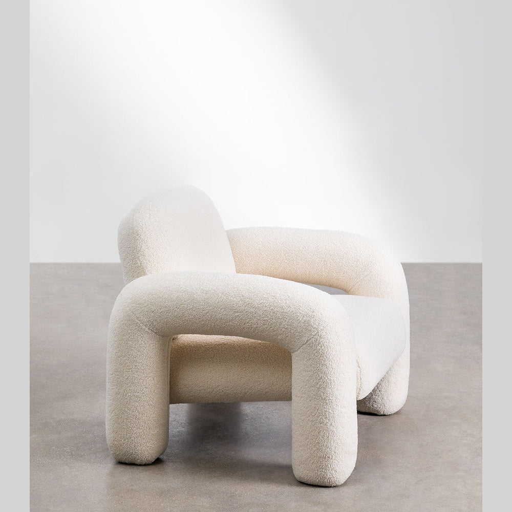 Vue de face du fauteuil Alma en tissu bouclette blanc avec dossier incurvé et assise rembourrée.