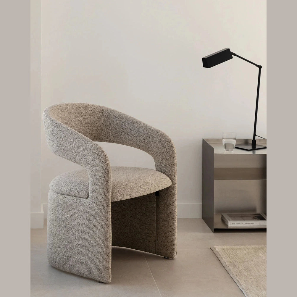 Fauteuil Julie en tissu bouclé dans un salon scandinave