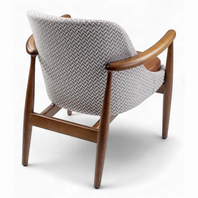 Chaise Karo sur mesure avec structure en bois massif, assise en cuir marron et dossier en tissu texturé vue de dossier