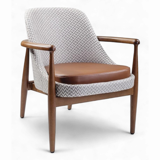Chaise Karo sur mesure avec structure en bois massif, assise en cuir marron et dossier en tissu texturé