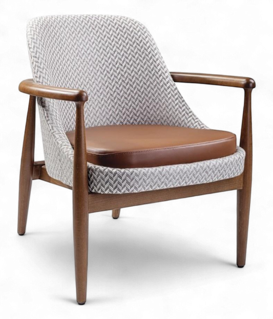 Chaise Karo sur mesure avec structure en bois massif, assise en cuir marron et dossier en tissu texturé