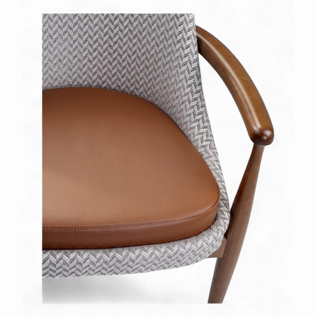 Chaise Karo sur mesure avec structure en bois massif, assise en cuir marron et dossier en tissu texturé vue en zoom 
