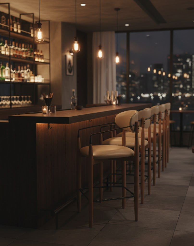 chaise haute malaga beige  dans une ambiance de bar dans un restaurant